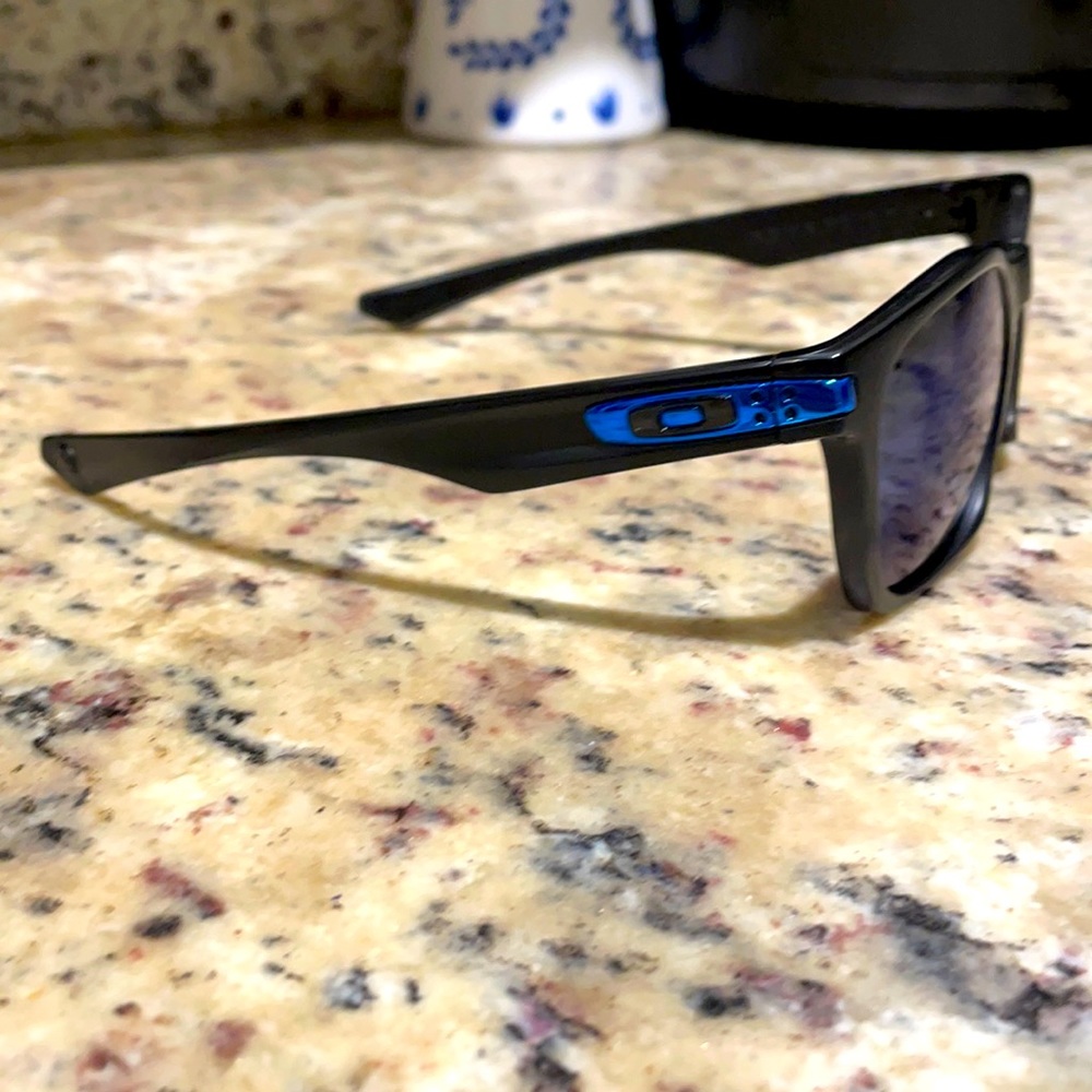 Oakley classic garage rock w/ ice polarized